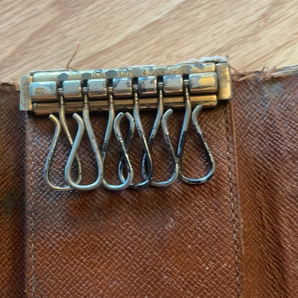 Louis Vuitton 6 key holder - Picture 5 of 8